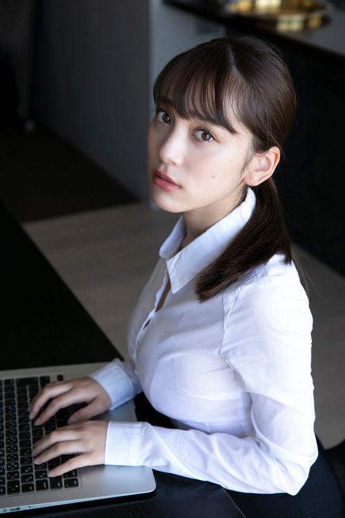 都丸纱也华写真在线视频,性感女神的私密瞬间大揭秘  第3张